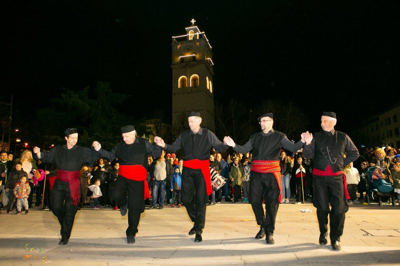 Το έθιμο των Φανών στην Κοζάνη- Aφθονο κρασί, παραδοσιακές πίτες και σκωπτικά τραγούδια [εικόνες]  | iefimerida.gr 2