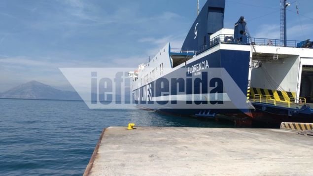 Το πλοίο της Grimaldi δεμένο στο λιμάνι περιμένει τους επιβάτες