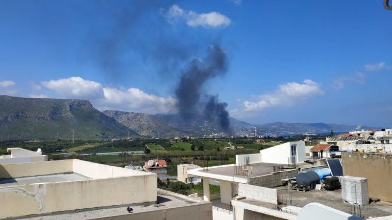 Μαύρος καπνός υψώνεται στον ουρανό