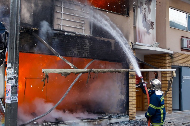 Ευτυχώς, δεν υπήρχαν άνθρωποι στο κατάστημα όταν εκδηλώθηκε η πυρκαγιά