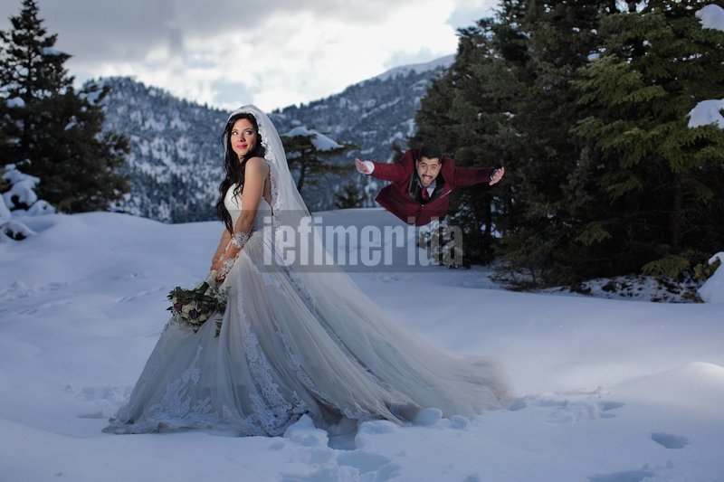 Μια απόλυτα ανατρεπτική φωτογράφιση γάμου: Κόντρες στα χιόνια, βουτιές σε λίμνη και... μπουγέλωμα της νύφης [εικόνες & βίντεο] | iefimerida.gr 1