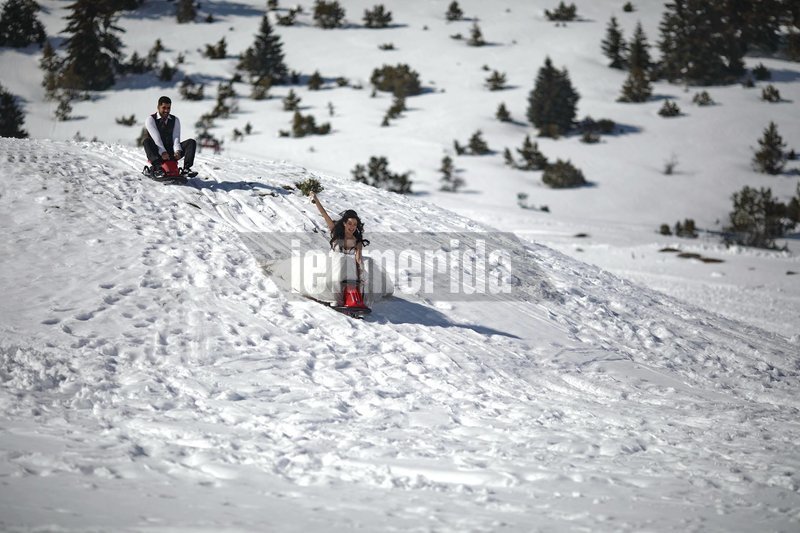 Μια απόλυτα ανατρεπτική φωτογράφιση γάμου: Κόντρες στα χιόνια, βουτιές σε λίμνη και... μπουγέλωμα της νύφης [εικόνες & βίντεο] | iefimerida.gr 2