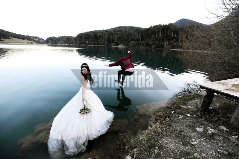 Μια απόλυτα ανατρεπτική φωτογράφιση γάμου: Κόντρες στα χιόνια, βουτιές σε λίμνη και... μπουγέλωμα της νύφης [εικόνες & βίντεο] | iefimerida.gr 3