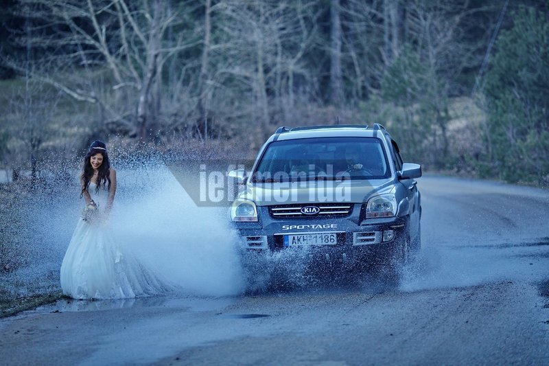 Μια απόλυτα ανατρεπτική φωτογράφιση γάμου: Κόντρες στα χιόνια, βουτιές σε λίμνη και... μπουγέλωμα της νύφης [εικόνες & βίντεο] | iefimerida.gr 5