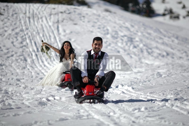 Μια απόλυτα ανατρεπτική φωτογράφιση γάμου: Κόντρες στα χιόνια, βουτιές σε λίμνη και... μπουγέλωμα της νύφης [εικόνες & βίντεο] | iefimerida.gr 7