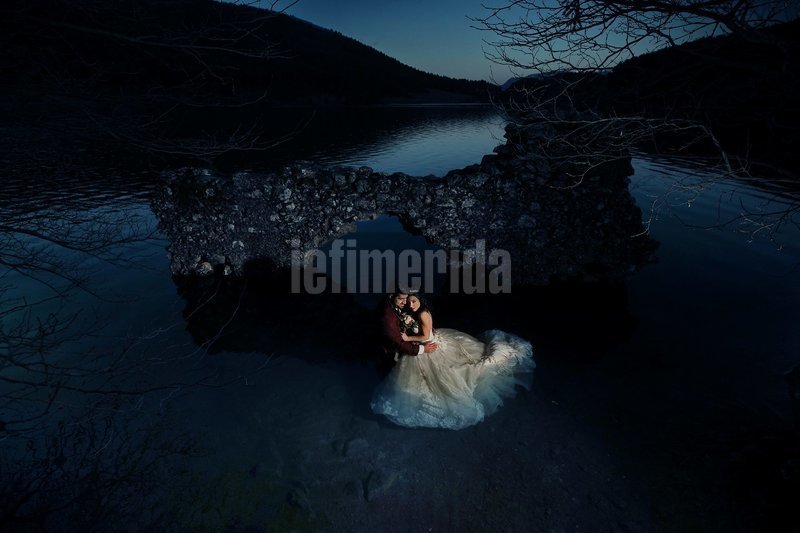 Μια απόλυτα ανατρεπτική φωτογράφιση γάμου: Κόντρες στα χιόνια, βουτιές σε λίμνη και... μπουγέλωμα της νύφης [εικόνες & βίντεο] | iefimerida.gr 6
