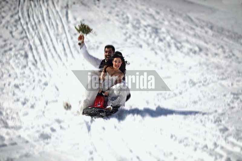 Μια απόλυτα ανατρεπτική φωτογράφιση γάμου: Κόντρες στα χιόνια, βουτιές σε λίμνη και... μπουγέλωμα της νύφης [εικόνες & βίντεο] | iefimerida.gr 4