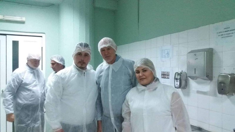 Ο Γιώργος Παπανδρέου φωτογραφήθηκε με το προσωπικό του εργοστασίου- φωτογραφία npress
