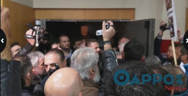 Οι σεκιούριτι δεν μπόρεσαν να εμποδίσουν τα περίπου 1000 μέλη του ΠΑΜΕ
