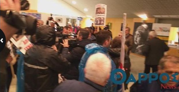 Μέλη του ΠΑΜΕ εισβάλλουν στο συνέδριο της ΓΣΕΕ στο μέγαρο Χορού Καλαμάτας -Φωτογραφία: ΘΑΡΡΟΣ