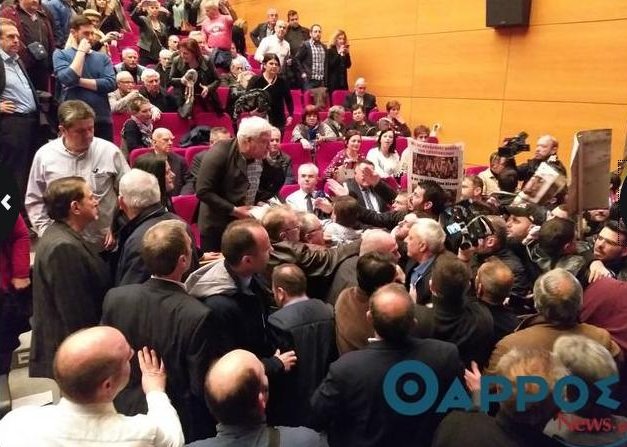 Τα μέλη του ΠΑΜΕ προπηλάκισαν τους συνέδρους της ΓΣΕΕ -Φωτογραφία: ΘΑΡΡΟΣ