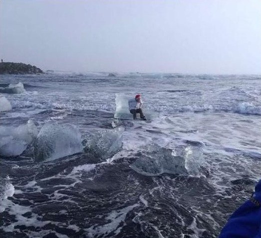 Ένα κύμα όμως παρέσυρε το παγόβουνο προς τα μέσα με την γιαγιά επάνω