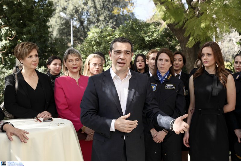 Ο πρωθυπουργός απευθύνεται στις γυναίκες καλεσμένες στο Μέγαρο Μαξίμου έχοντας δίπλα του την Ολγα Γεροβασίλη, την Κατερίνα Παπακώστα και την Εφη Αχτσιόγλου