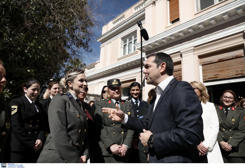 Ο Αλέξης Τσίπρας λέει ένα αστείο σε γυναίκες στελέχη του Στρατού Ξηράς- φωτογραφία intimenews