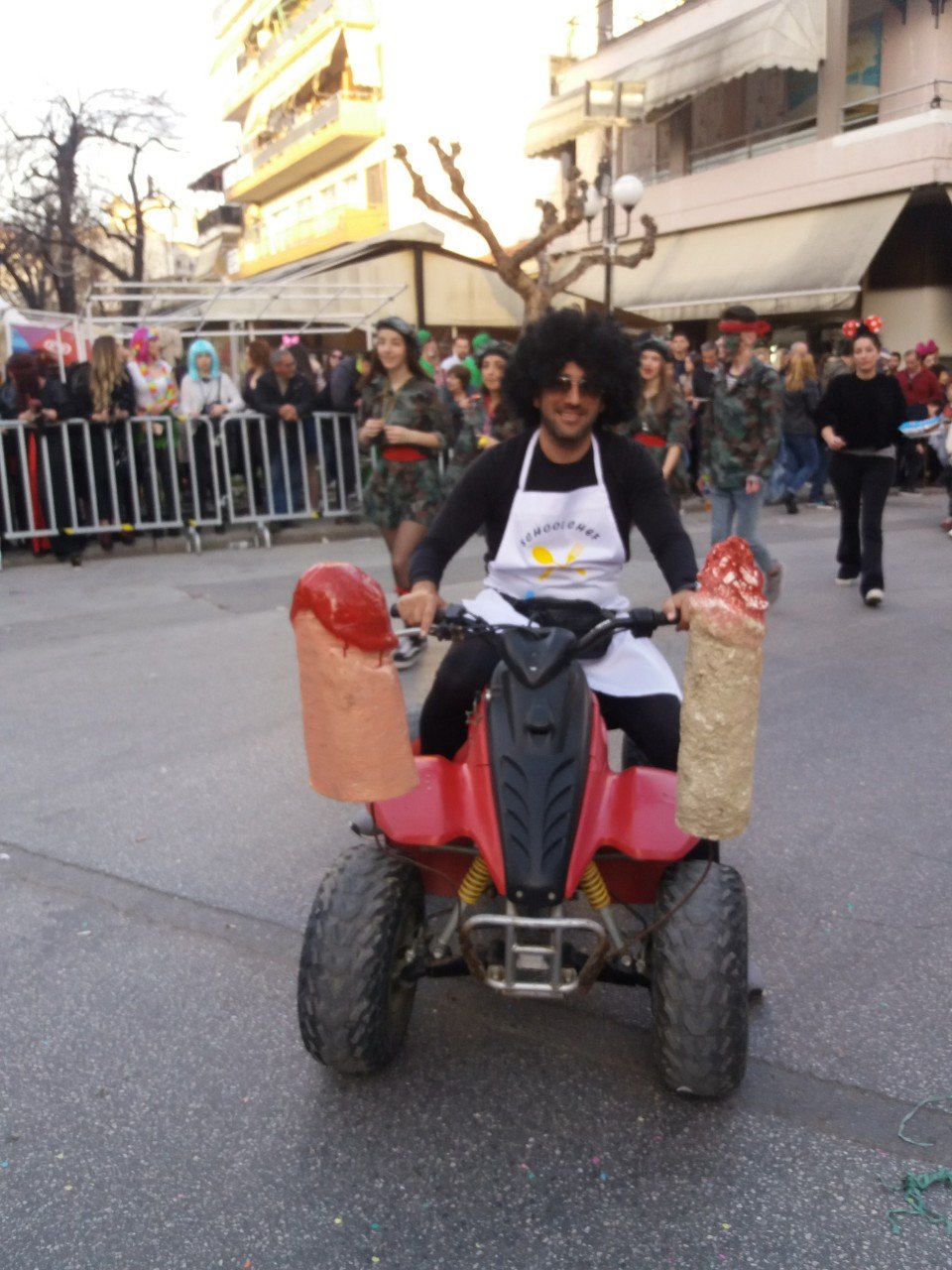 Το πιο πρόστυχο καρναβάλι της Ελλάδας -Τεράστιοι φαλλοί, παντού, στον Τύρναβο [εικόνες] | iefimerida.gr 10