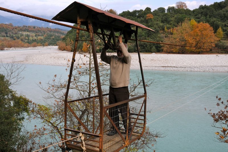 Περαταριά: Το μοναδικό στην Ελλάδα ξύλινο τελεφερίκ -Στην Κοιλάδα Αχελώου [εικόνες] | iefimerida.gr 1