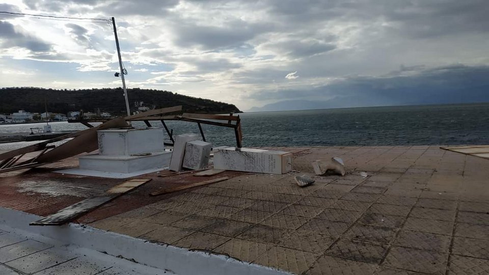 Το ηρώο στην παραλία της Ερατεινής κατεστραμμένο -Φωτογραφία: lamianow.gr