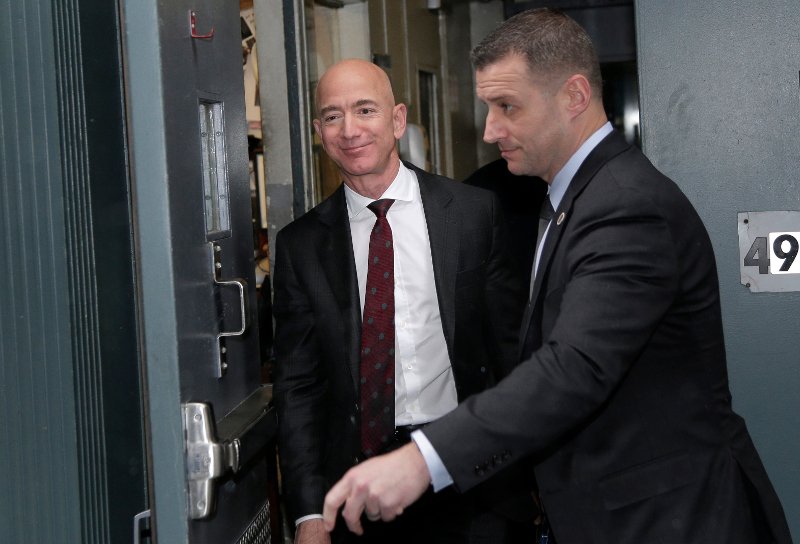  Λίστα Forbes: Σταθερά πλουσιότερος ο Τζεφ Μπέζος, υποχώρησε 3 θέσεις ο Ζούκερμπεργκ [εικόνες] | iefimerida.gr 1