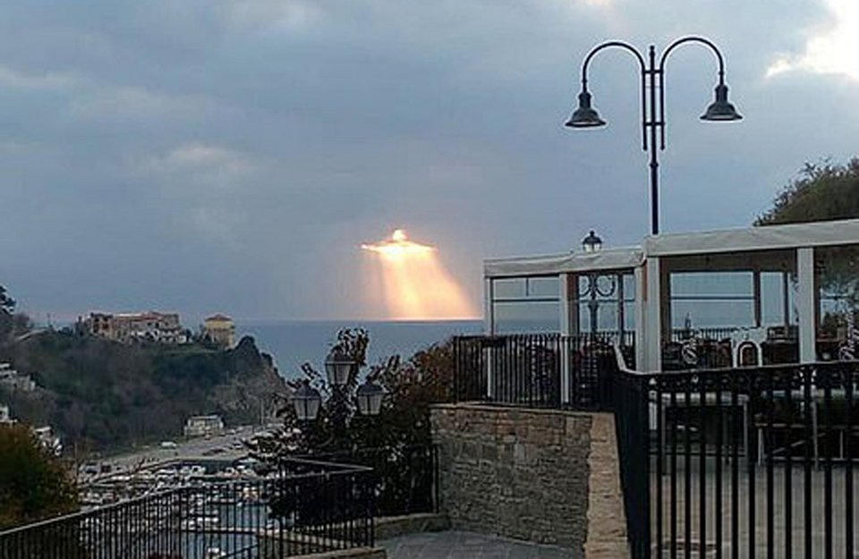 Στην Ιταλία, στα σύννεφα σχηματίστηκε η μορφή του Ιησού [εικόνες] | iefimerida.gr 1