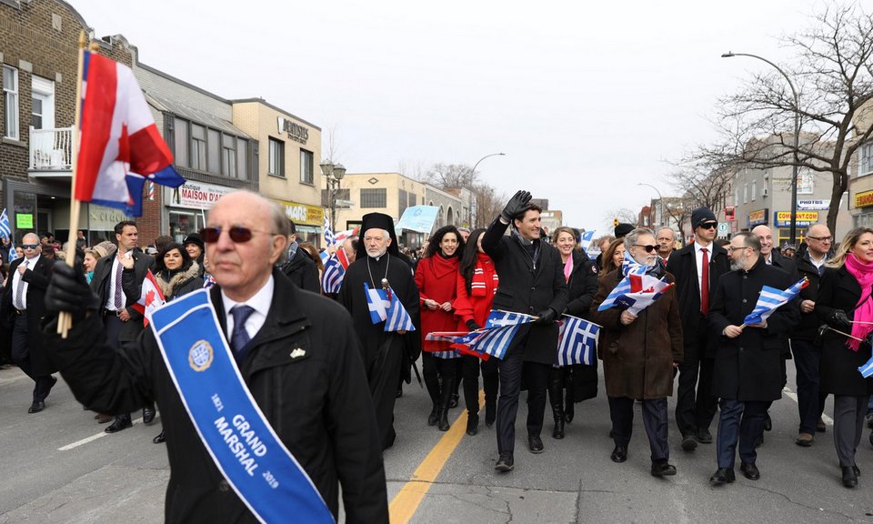 O Kαναδός Πρωθυπουργός κρατώντας την σημαία της Ελλάδας και του Καναδά, παρέλασε και φέτος τιμώντας έτσι την εθνική μας εορτή.