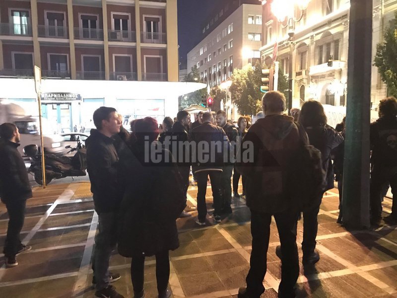 Συγκέντρωση διαμαρτυρίας Κερκυραίων έξω από το ΥΠΕΣ για το ΧΥΤΑ Λευκίμης [εικόνες & βίντεο]  | iefimerida.gr 1