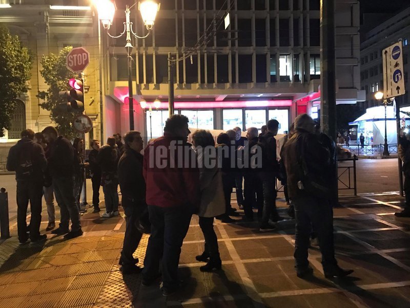 Συγκέντρωση διαμαρτυρίας Κερκυραίων έξω από το ΥΠΕΣ για το ΧΥΤΑ Λευκίμης [εικόνες & βίντεο]  | iefimerida.gr 3