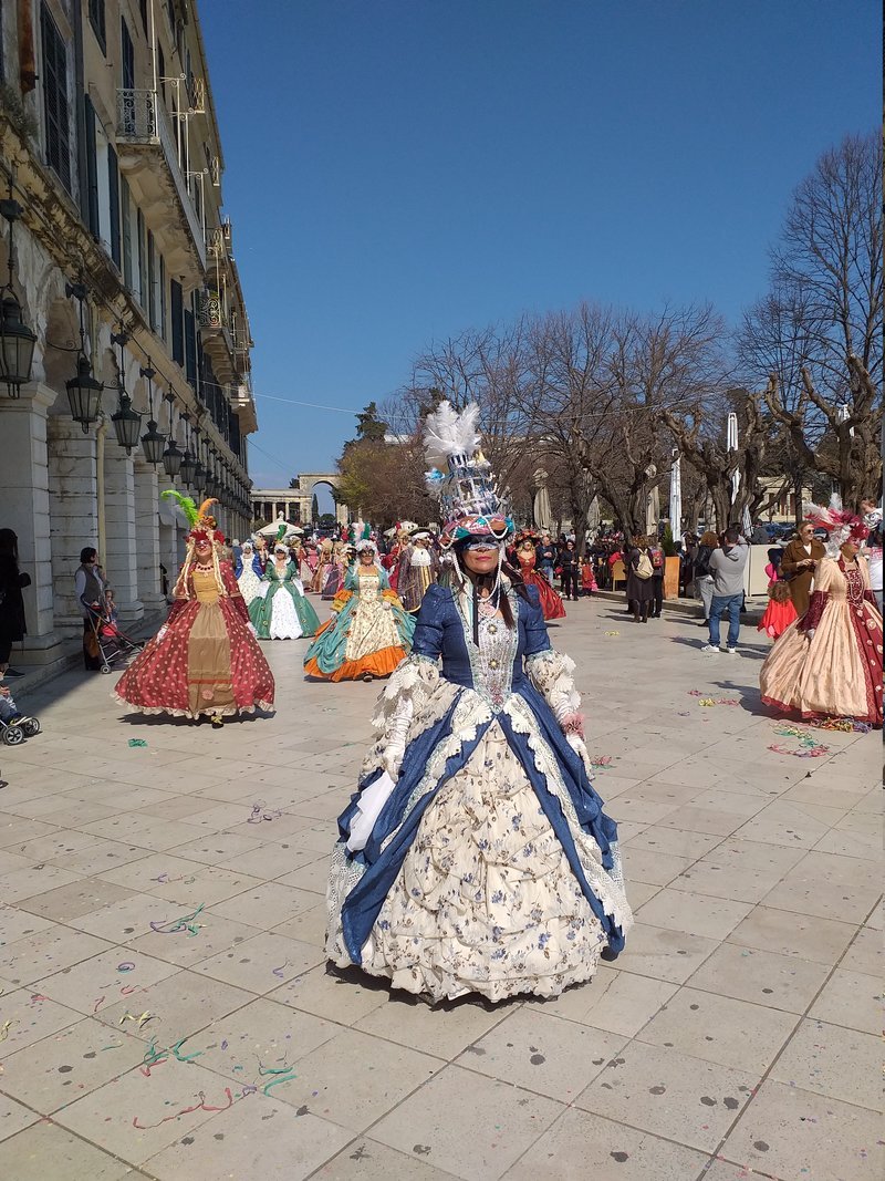 Η Κέρκυρα έχει φορέσει ήδη την περίτεχνη «μάσκα» της και το χρυσοκέντητο, αριστοκρατικό, βενετσιάνικο φόρεμά της