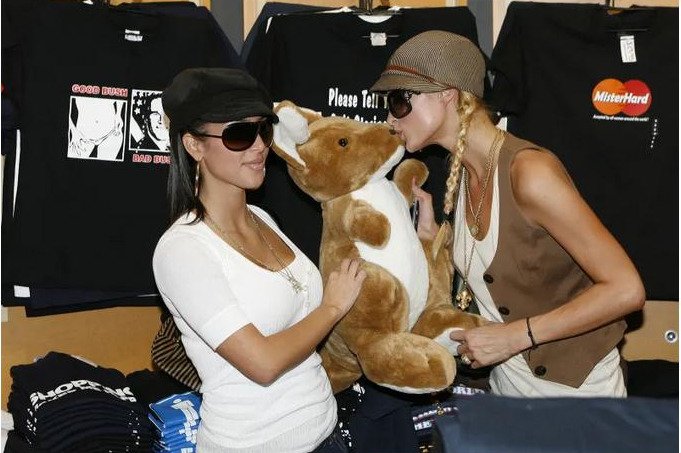 Οταν η Κιμ Καρντάσιαν ήταν το «σκυλάκι» της Πάρις Χίλτον- Πόσο έχει αλλάξει η ζωή της από τότε [εικόνες]  | iefimerida.gr 6