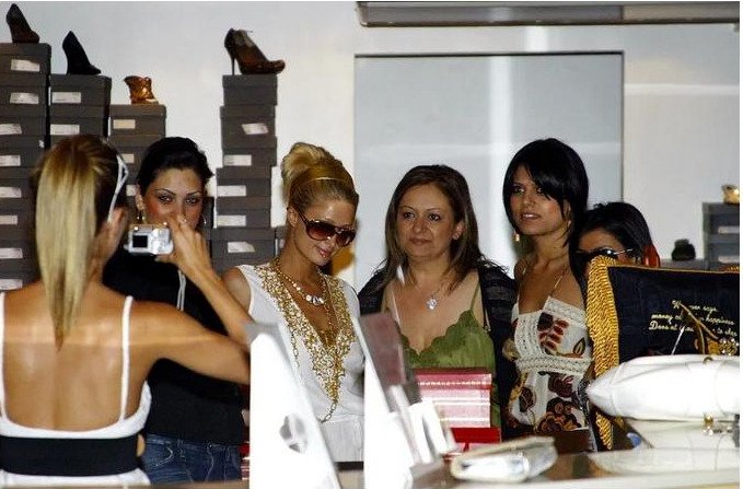 Οταν η Κιμ Καρντάσιαν ήταν το «σκυλάκι» της Πάρις Χίλτον- Πόσο έχει αλλάξει η ζωή της από τότε [εικόνες]  | iefimerida.gr 4