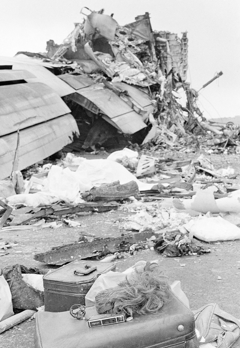 Βαλίτσες και συντρίμμια στον τόπο της τραγωδίας
