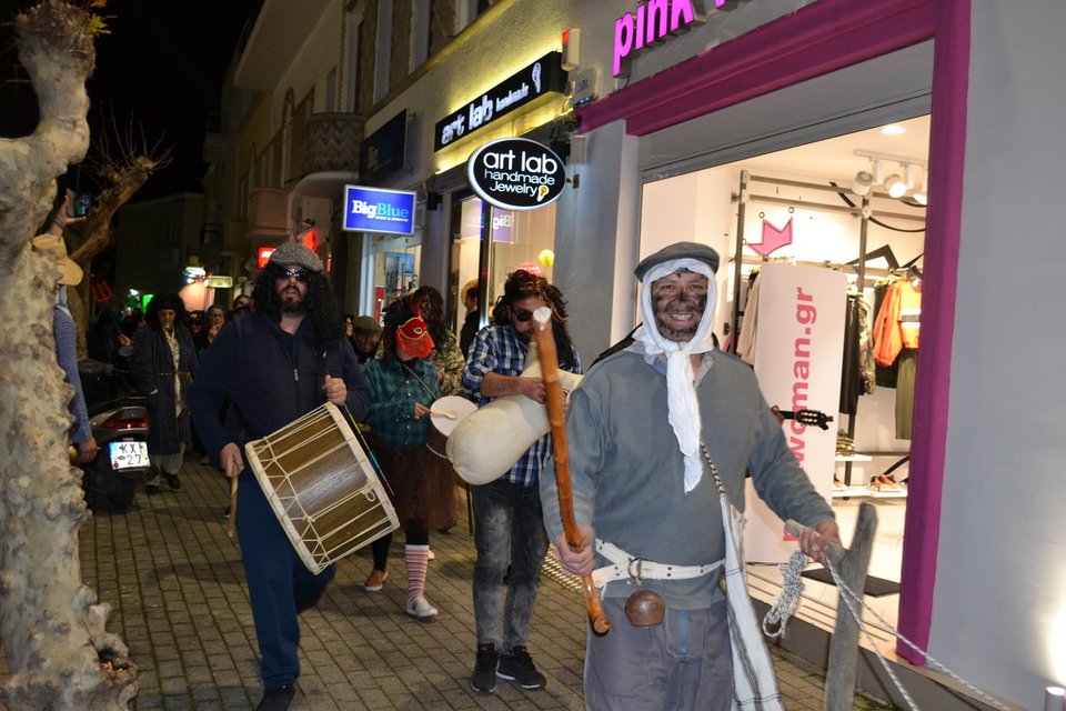Κούλουμα 2019: Με παραδοσιακά μασκαρέματα και γλέντια γιορτάζουν τις Απόκριες στα Δωδεκάνησα [εικόνες & βίντεο] | iefimerida.gr 0