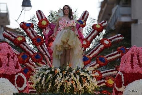 Εντυπωσίασε η βασίλισσα του Καρναβαλιού στην Πάτρα -Με στολή όλο λουλούδια [εικόνες] | iefimerida.gr 8