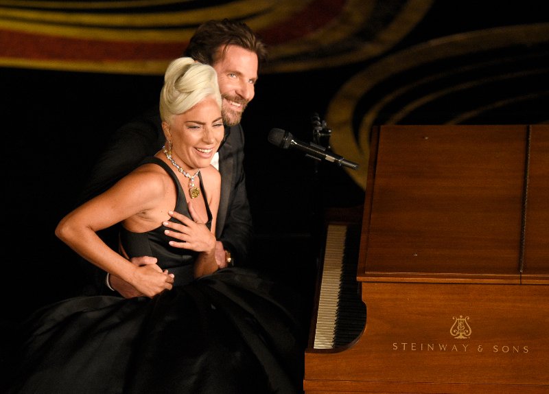 Οι τρυφερές στιγμές της Lady Gaga με τον Μπράντλεϊ Κούπερ στην τελετή απονομής των βραβείων Όσκαρ