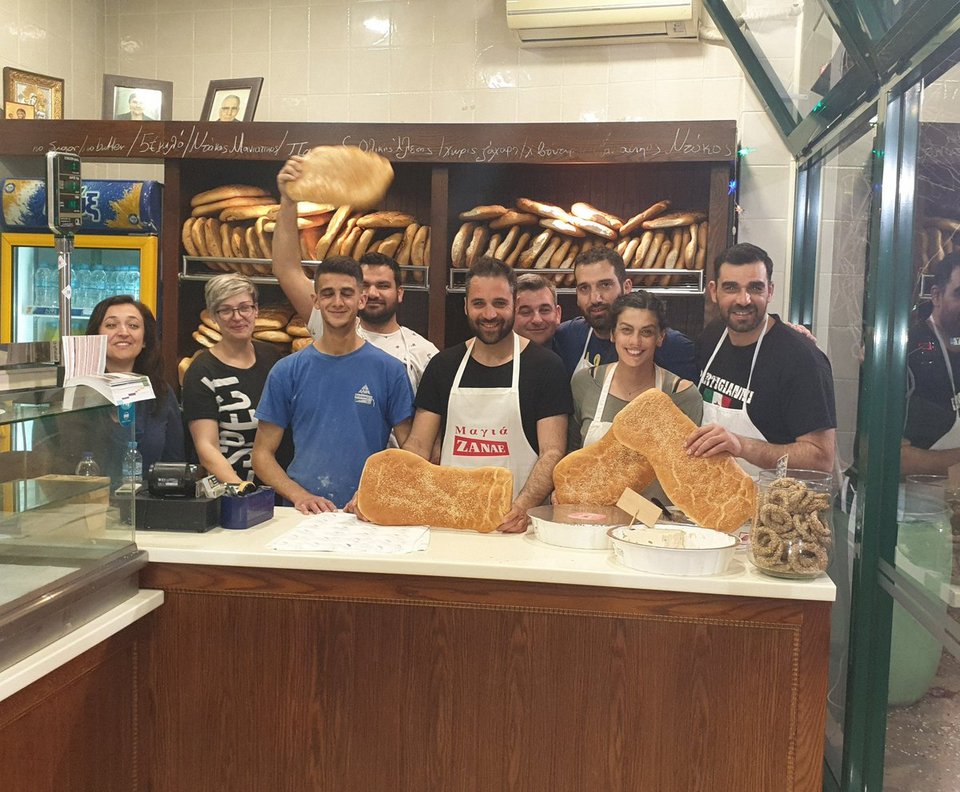 Ο βουλευτής Κωνσταντινέας (ΣΥΡΙΖΑ) είναι φούρναρης και ψήνει λαγάνες [εικόνες] | iefimerida.gr 1