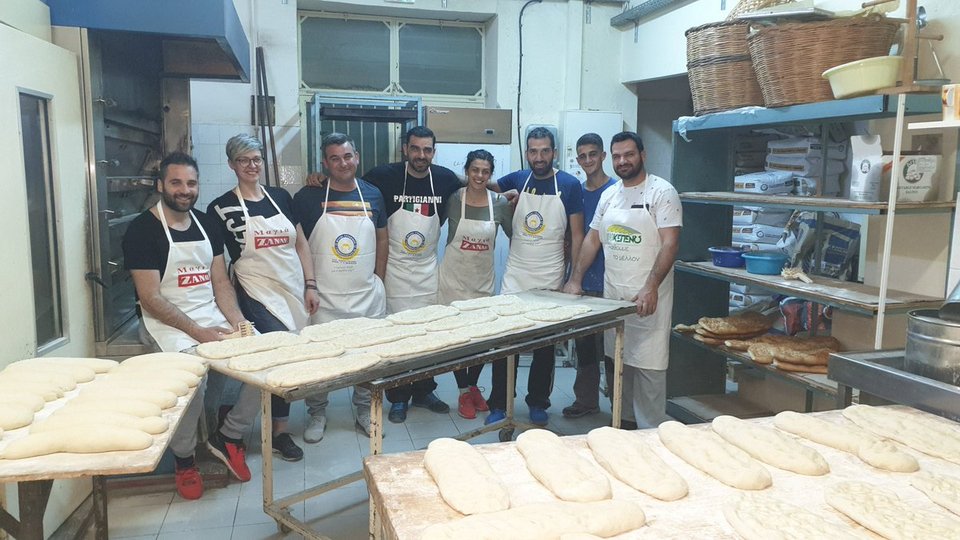 Ο βουλευτής Κωνσταντινέας (ΣΥΡΙΖΑ) είναι φούρναρης και ψήνει λαγάνες [εικόνες] | iefimerida.gr 2