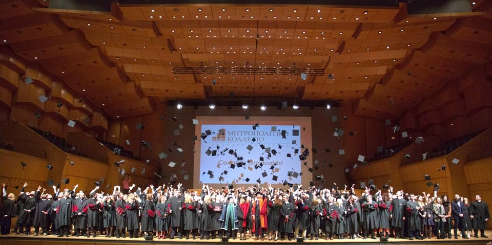 Λαμπρές τελετές αποφοίτησης από το Μητροπολιτικό Κολλέγιο [εικόνες] | iefimerida.gr 0