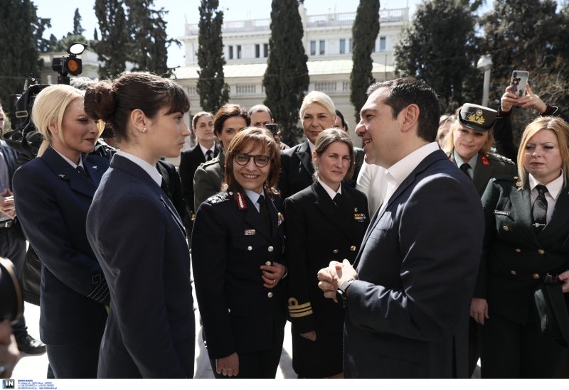 Ο Πρωθυπουργός συνομιλεί με γυναίκες στελέχη των Ενόπλων Δυνάμεων- φωτογραφία intimenews