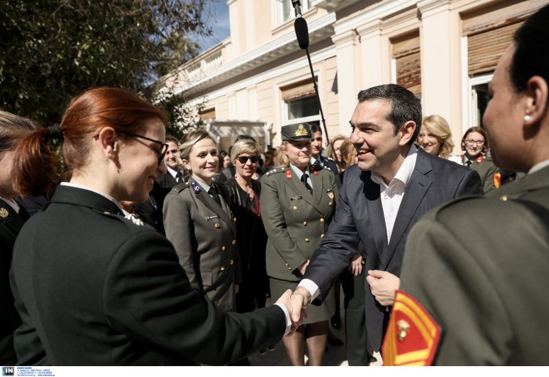 Ευχάριστο το κλίμα στο Μαξίμου λόγω της γιορτής της Γυναίκας- fφωτογραφία intimenews