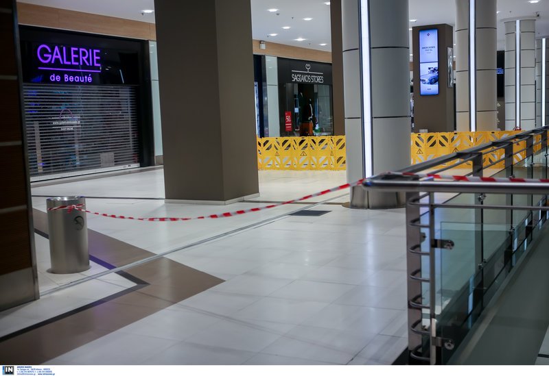 Αυτό είναι το σημείο που έπεσε από τον τρίτο όροφο εμπορικού κέντρου /Φωτογραφία: Intimenews/ΚΑΠΑΝΤΑΗΣ ΔΗΜΗΤΡΗΣ