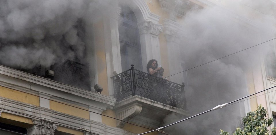 Ξεσπά η εγκλωβισμένη της Marfin για τις δηλώσεις Κυρίτση -Προσβάλλει τους νεκρούς μας [εικόνες & βίντεο] | iefimerida.gr 0