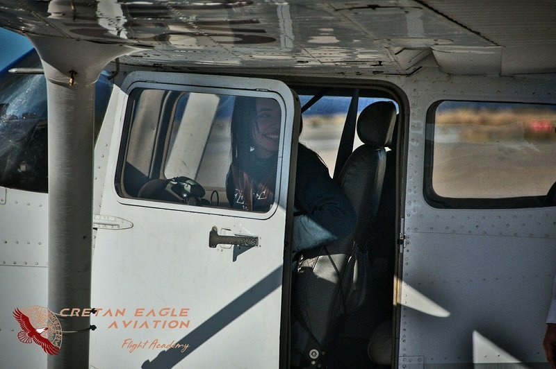 17χρονη Κρητικιά πιλότος πέταξε με αεροπλάνο στην παρέλαση: «Ψηλά το κεφάλι, Ελληνες» [βίντεο & εικόνες] | iefimerida.gr 3