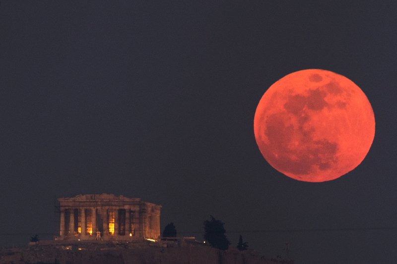 Κατακόκκινο φεγγάρι γεμίζει τον ουρανό της Αθήνας (Φωτογραφία: AP Photo/Petros Giannakouris)