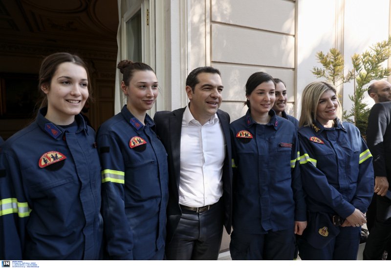 Ο Αλέξης Τσίπρας αγκαλιά με γυναίκες πυροσβέστες- φωτογραφία intimenews