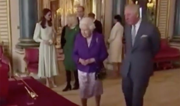 Ο πλήρης παραγκωνισμός: Εβαλαν την Μέγκαν Μαρκλ μόνη της σε μια γωνία για να μην επισκιάσει την Κέιτ Μίντλετον [βίντεο] | iefimerida.gr 1