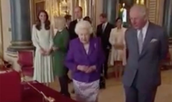 Ο πλήρης παραγκωνισμός: Εβαλαν την Μέγκαν Μαρκλ μόνη της σε μια γωνία για να μην επισκιάσει την Κέιτ Μίντλετον [βίντεο] | iefimerida.gr 0