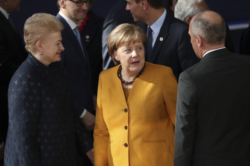 Η Άνγκελα Μέρκελ επιλέγει σακάκια σε έντονα χρώματα που τα συνδυάζει με κολιέ (AP Photo/Francisco Seco)