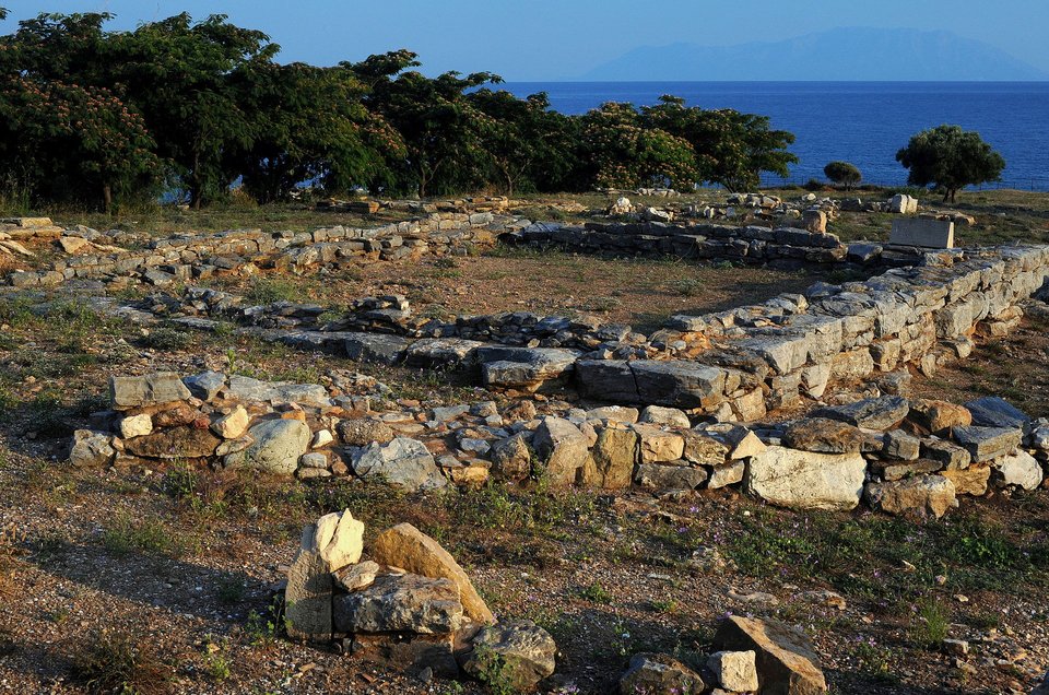 Σε προνομιούχο θέση με δύο φυσικά λιμάνια, στα παράλια της Θράκης, βρίσκονται τα Άβδηρα, μια από τις πιο σημαντικές αρχαίες πόλεις του βορείου Αιγαίου. Ιδρύθηκαν στα μέσα του 7ου αι. π.Χ. από αποίκους των Κλαζομενών, ελληνικής πόλης στη χερσόνησο της Ερυθραίας στη Μ. Ασία, που ήλθαν στην περιοχή με οικιστή τον Τιμήσιο. Από την πρώτη αυτή αρχαϊκή πόλη έχει ανασκαφεί μόνο τμήμα του τείχους και μία κατοικία