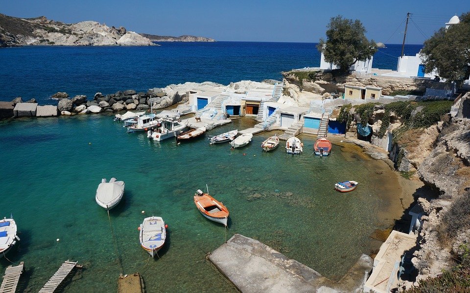 Η δημοσιογράφος Amanda Dardanis που επισκέφθηκε το νησί ανακάλυψε τις σχεδόν 70 παραλίες του και μια γαστρονομική σκηνή σε άνθηση