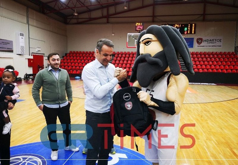 Ο πρόεδρος της ΝΔ με τη μασκότ του Ηφαίστου