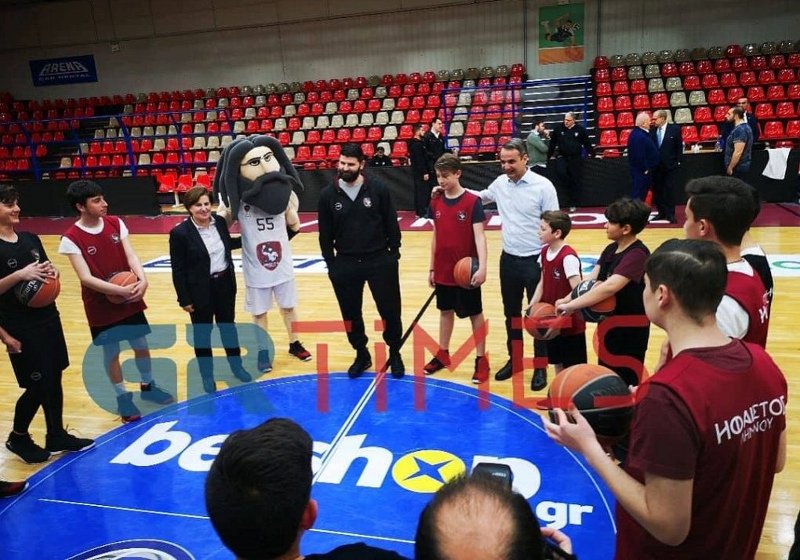 Ο κ. Μητσοτάκης φωτογραφήθηκε και με τους μικρούς παίκτες του Ηφαίστου
